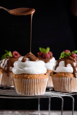 Tatlıları yapma süreci. Kremalı pasta, kek, kurabiye, bakkaliye. Mutfak ve şekerlemeci tatlı yapar..