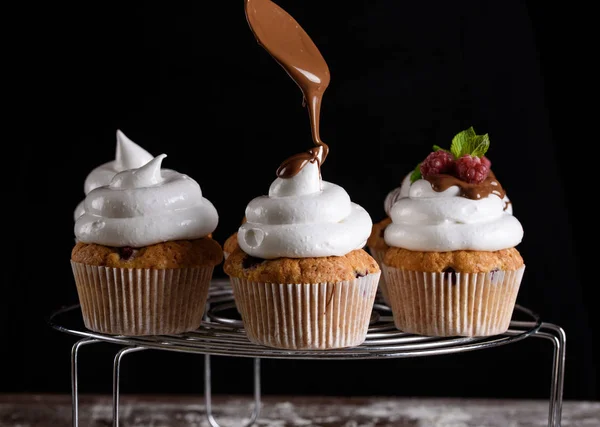 A desszertek készítésének folyamata. Tejszínhab, muffin, süti, élelmiszer. A konyha és a cukrász desszertet készít.. — Stock Fotó