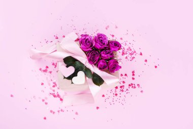 Saten kurdeleli, küçük kalpli, çikolatalı, çikolatalı güzel bir kutu..