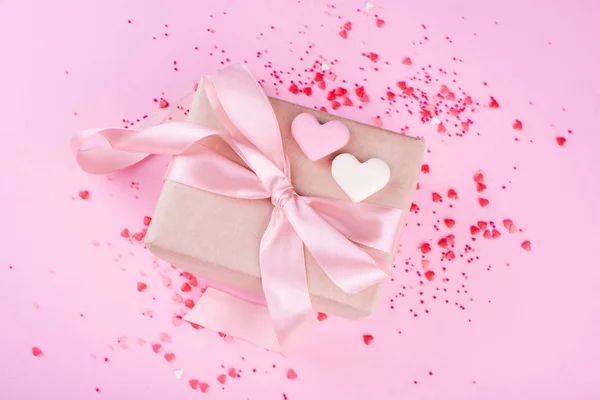 Caixa bonita com fita de cetim, com corações pequenos, corações de chocolate de chocolate ao leite . — Fotografia de Stock