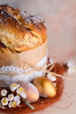 Lezzetli pasta pişirme. Dolgulu Paskalya pastası. Bıldırcın yumurtası. Çiçekler, masa, tabaklar.