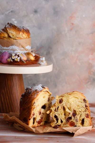 Leckeres Gebäck backen. Osterkuchen mit Füllung. Wachteleier. Blumen, Tisch, Geschirr. — Stockfoto