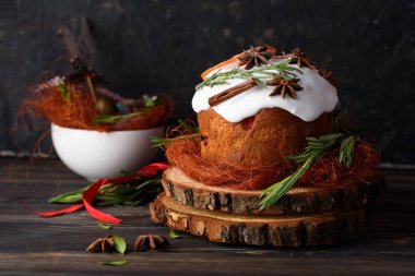 Lezzetli pasta pişirme. Dolgulu Paskalya pastası. Bıldırcın yumurtası. Çiçekler, masa, yemekler Güzel tatlı