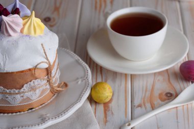 Lezzetli pasta pişirme. Dolgulu Paskalya pastası. Bıldırcın yumurtası. Çiçekler, masa, tabaklar.