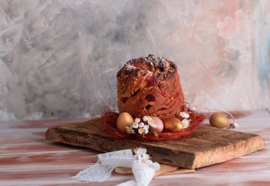 Lezzetli pasta pişirme. Dolgulu Paskalya pastası. Bıldırcın yumurtası. Çiçekler, masa, tabaklar.