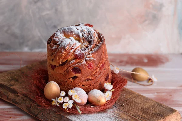 Leckeres Gebäck backen. Osterkuchen mit Füllung. Wachteleier. Blumen, Tisch, Geschirr. — Stockfoto