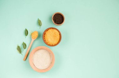 Kozmetik banyo tuzu, yüz için üzüm gomaj nane arkaplanda vücut için kahve fırçası. Spa kozmetik, sıfır atık.