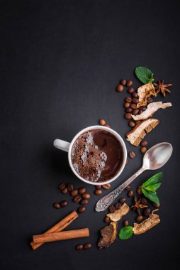 Mantar Chaga Kahve Superfood trend-kuru ve taze mantarlar ve naneli kahve çekirdekleri. Kahve molası