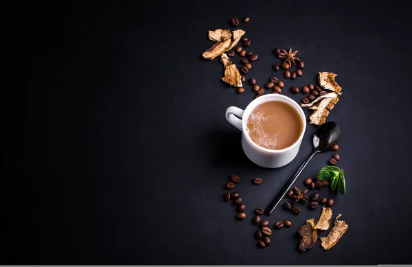 キノコチャガコーヒースーパーフードミントと暗い背景に乾燥して新鮮なキノコとコーヒー豆。コーヒーブレイク — ストック写真