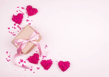 Tüm aşıkların tatili için bir konsept, yazmak için bir yer, yukarıdan bir manzara. Kalpler, nazik arka plan, hediye, eller.