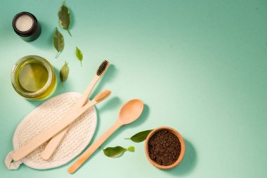 Kozmetik banyo tuzu, yüz için üzüm gomaj nane arkaplanda vücut için kahve fırçası. Spa kozmetik, sıfır atık.