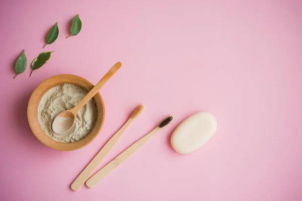 Sal de baño cosmética, gomaj de uva para la cara, exfoliante de café para el cuerpo sobre un fondo rosa . — Foto de Stock