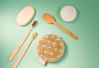 Kozmetik banyo tuzu, yüz için üzüm gomaj nane arkaplanda vücut için kahve fırçası. Spa kozmetik, sıfır atık.