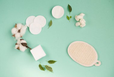 Kozmetik banyo tuzu, yüz için üzüm gomaj nane arkaplanda vücut için kahve fırçası. Spa kozmetik, sıfır atık.