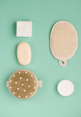 Kozmetik banyo tuzu, yüz için üzüm gomaj nane arkaplanda vücut için kahve fırçası. Spa kozmetik, sıfır atık.