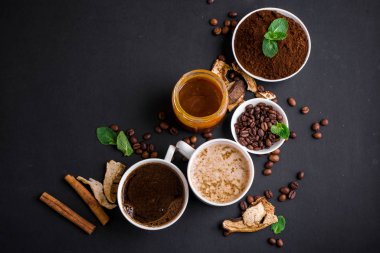 Mantar Chaga Kahve Superfood trend-kuru ve taze mantarlar ve naneli kahve çekirdekleri. Kahve molası