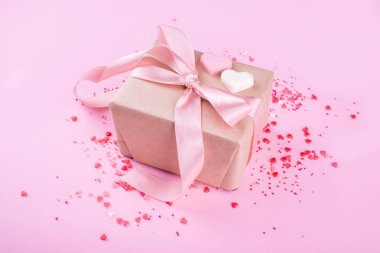 Tüm aşıkların tatili için bir konsept, yazmak için bir yer, yukarıdan bir manzara. Kalpler, nazik arka plan, hediye.