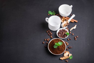 Mantar Chaga Kahve Superfood trend-kuru ve taze mantarlar ve naneli kahve çekirdekleri. Kahve molası