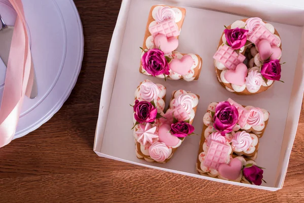 Kue dalam bentuk surat cinta, bersorak dengan bunga hidup, kacang-kacangan, hati coklat . — Stok Foto