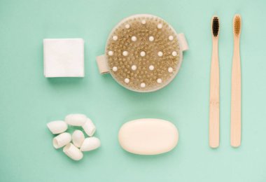 Kozmetik banyo tuzu, yüz için üzüm gomaj nane arkaplanda vücut için kahve fırçası. Spa kozmetik, sıfır atık.