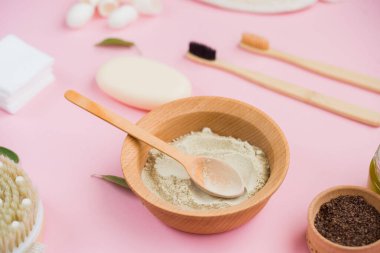 Kozmetik banyo tuzu, yüz için üzüm gomaj, pembe arka planda vücut için kahve fırçası..