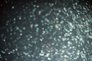 Koyu bir arkaplanda Bokeh rengi ve grafik tasarımında kullanılacak kalpler. Soyut içerik. Sevgililer Günü.