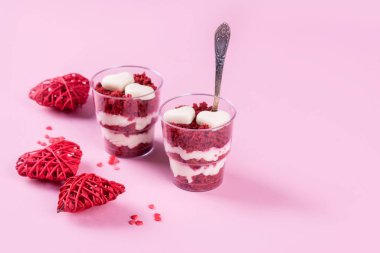 Lezzetli ve güzel bir tatlı, fincanda kırmızı kadife. Yürekler