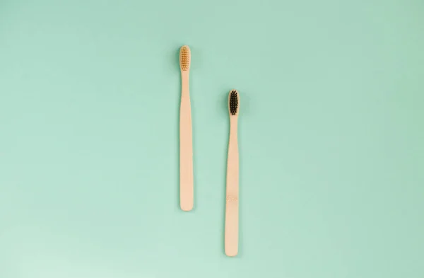 Två bambuborstar för tandborstning, lätt mörk lugg. — Stockfoto