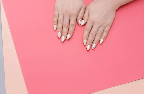 Mooie vrouwelijke manicure, zachte coating van gellak. — Stockfoto