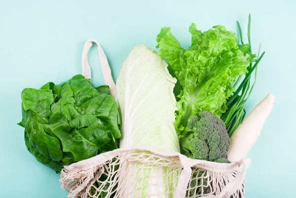 Groenten, spinazie bladeren, sla, groene uien, radijs, kool in een touwtje boodschappentas voor voedsel. Geen afval — Stockfoto