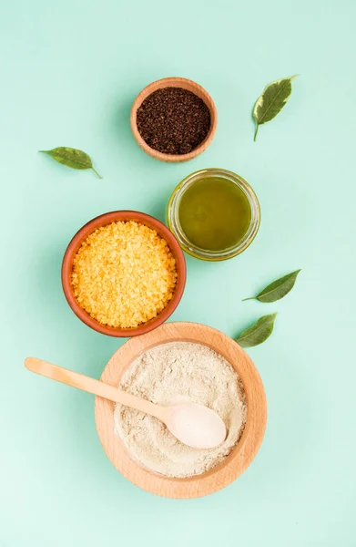 Kozmetik banyo tuzu, yüz için üzüm gomaj nane arkaplanda vücut için kahve fırçası. Spa kozmetik, sıfır atık.