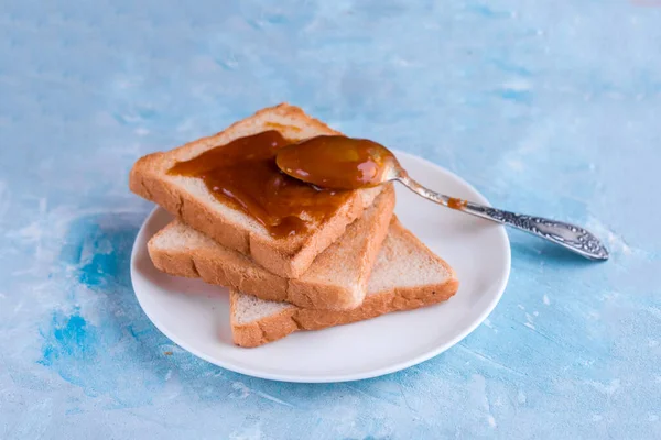 Fresh toast with salted caramel and banana. — Stock fotografie