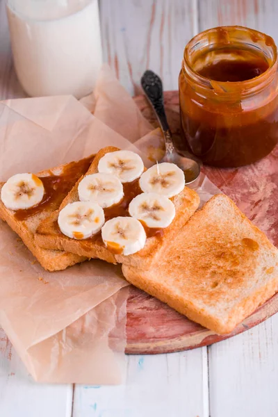 Fresh toast with salted caramel and banana. — Stock fotografie