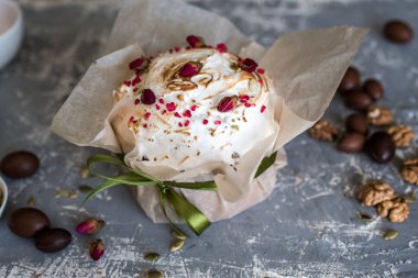 Paskalya kompozisyonu tatlı ekmek, kulich ve hafif arka planda yumurtalar. Paskalya tatili kahvaltı konsepti.
