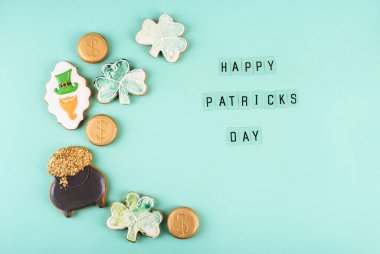 17 Mart Aziz Patrick Günü. Hafif arkaplanda tatlı zencefilli kurabiye kompozisyonu. Metin için bir yer.