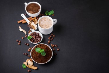 Mantar Chaga Kahve Superfood trend-kuru ve taze mantarlar ve naneli kahve çekirdekleri. Kahve molası