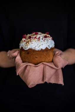 Paskalya kompozisyonu tatlı ekmek, kulich ve hafif arka planda yumurtalar. Paskalya tatili kahvaltı konsepti.