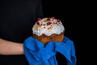 Paskalya kompozisyonu tatlı ekmek, kulich ve hafif arka planda yumurtalar. Paskalya tatili kahvaltı konsepti.