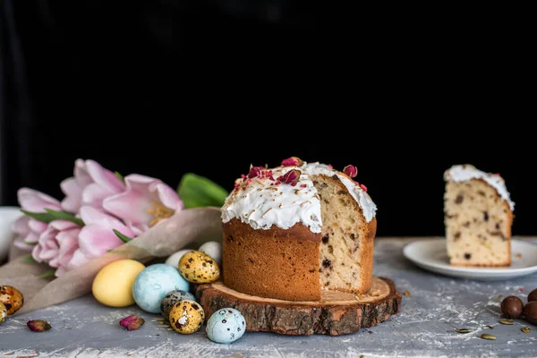 Kompozycja Wielkanocna Słodkim Chlebem Kulichem Jajkami Jasnym Tle Wielkanocne Śniadanie — Zdjęcie stockowe