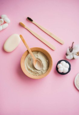 Kozmetik banyo tuzu, yüz için üzüm gomaj 'ı pembe arka planda vücut için kahve fırçası. Sıfır kablo, eko, organik kozmetik.