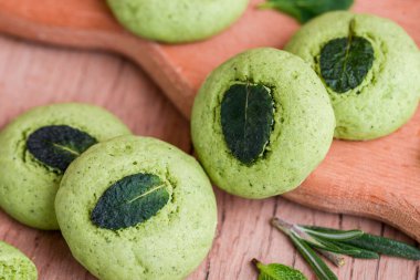 Naneli, nane kokulu kurabiyeler ve ahşap bir arka planda yatıştırılmış demen filizleri. Lezzetli yemek.