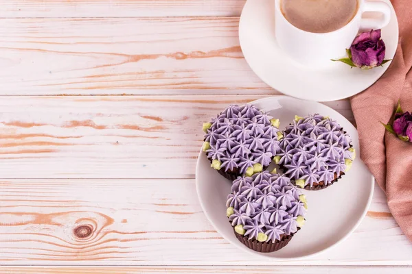 Coklat Lezat Cupcake Dengan Krim Dan Wangi Kopi Dengan Susu — Stok Foto