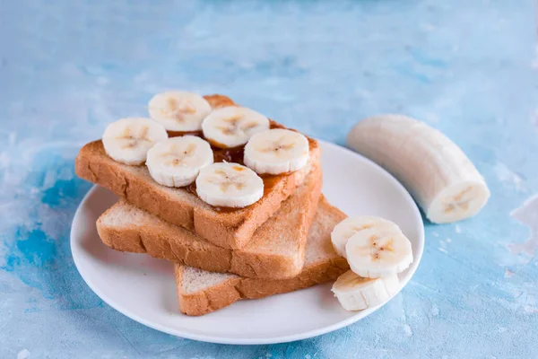 Čerstvý Toast Soleným Karamelem Banánem Výborná Snídaně — Stock fotografie