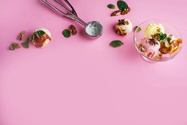 Színes Ízletes Fagylalt Rózsaszín Háttérrel Fűszerekkel Mentalevéllel Egy Hely Ahol — Stock Fotó