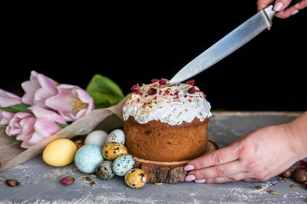 Kompozycja Wielkanocna Słodkim Chlebem Kulichem Jajkami Jasnym Tle Wielkanocne Śniadanie — Zdjęcie stockowe