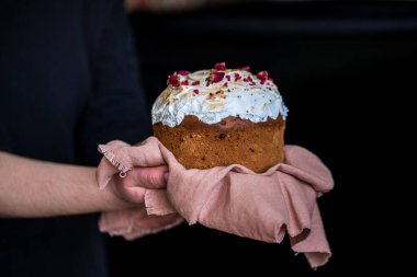 Paskalya kompozisyonu tatlı ekmek, kulich ve hafif arka planda yumurtalar. Paskalya tatili kahvaltı konsepti.