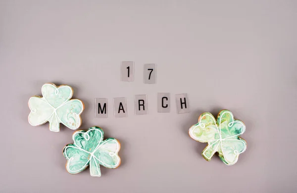 El 17 de marzo es el Día de San Patricio. Composición de pan de jengibre dulce sobre un fondo claro . — Foto de Stock