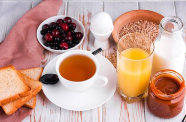 Taze tost, tuzlu karamel ve muz. Nefis kahvaltı.