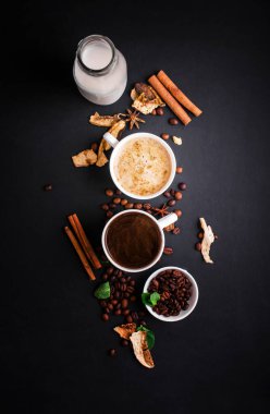 Mantar Chaga Kahve Superfood trend-kuru ve taze mantarlar ve naneli kahve çekirdekleri. Kahve molası