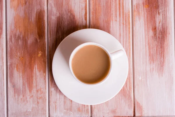 Pachnąca Kawa Mlekiem Drewnianym Stole Białym Kubku Czas Relaks — Zdjęcie stockowe
